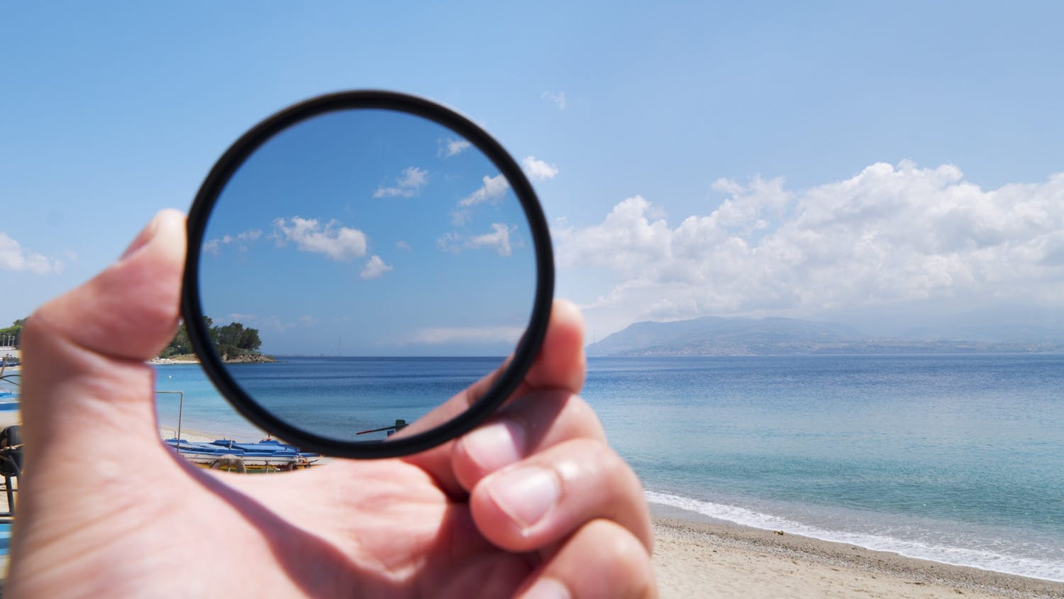 Polarisaatiosuodin sinistä taivasta vasten.